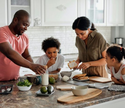 Cómo hacer que los niños coman saludable en casa