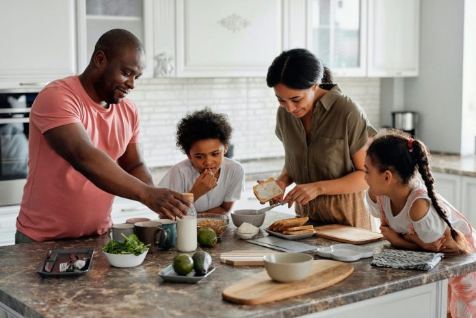 Cómo hacer que los niños coman saludable en casa
