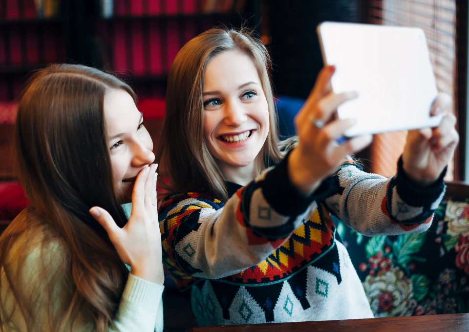 La autoestima de la selfie: las niñas distorsionan su apariencia virtual a nivel global por las presiones que existe en las redes sociales