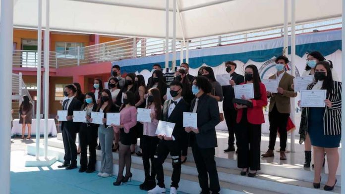 Estudiantes del Liceo Bicentenario IAC Estado de Israel recibieron su título profesional