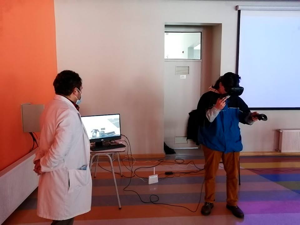 Escolares felices con experiencia y uso de lentes de realidad virtual
