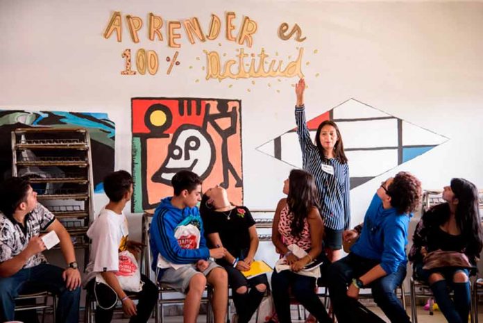 “Las salas vuelven a estar llenas, solo faltas tú”: Enseña Chile busca líderes para impactar en educación 