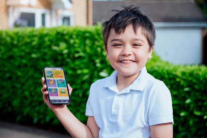 ¿Tu hijo usa mucho el celular? Descubre cómo puede ser una herramienta para incentivar la lectura 