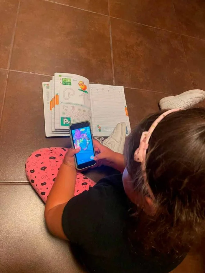 Cuaderno chileno con Realidad Aumentada monitorea el progreso de la caligrafía escolar Cuaderno chileno con Realidad Aumentada monitorea el progreso de la caligrafía escolar