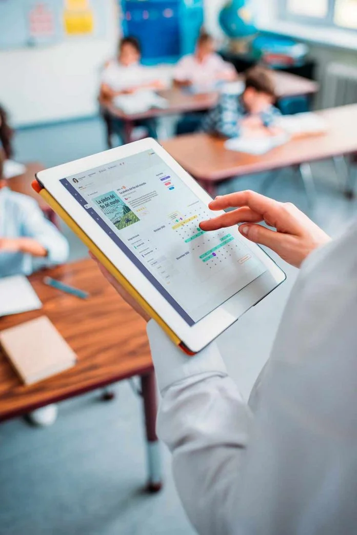 Profesora de Cerro Navia mejoró comprensión lectora de alumnos con innovadora aplicación: “Esta generación tecnológica hay que saber guiarla” Profesora de Cerro Navia mejoró comprensión lectora de alumnos con innovadora aplicación: “Esta generación tecnológica hay que saber guiarla”