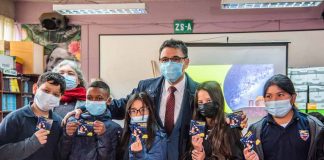 Ministro de Ciencia entrega 1.000 entradas al Planetario a colegio en barrio Meiggs
