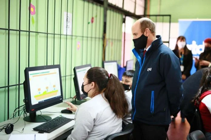 internet de alta velocidad a establecimientos educacionales públicos