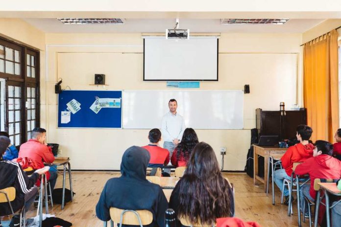 “Encuentro de Profes Jóvenes” Lanzan proyecto para mejorar la retención de profesores en las sala de clases
