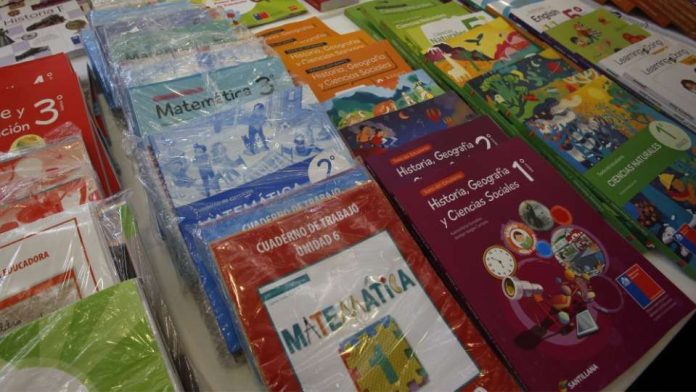 Mineduc instruye a colegios a reutilizar textos escolares para el 2023