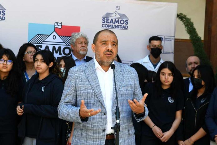 Ministro Ávila verifica el funcionamiento de las tutorías realizadas por estudiantes de pedagogía