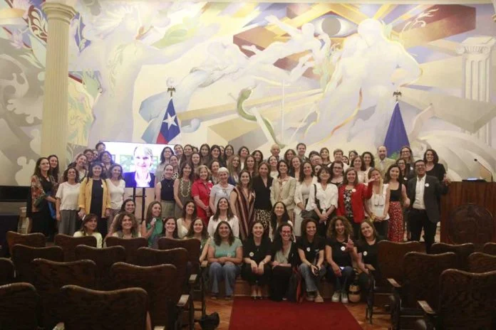 Red Por un Chile que Lee une a más 100 entidades públicas y privadas para enfrentar crisis de la lectura que afecta a niños y niñas Red Por un Chile que Lee une a más 100 entidades públicas y privadas para enfrentar crisis de la lectura que afecta a niños y niñas