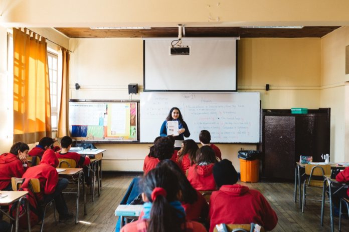 Estudio de Elige Educar, CIAE y UMag Motivos altruistas y afinidades personales, las razones que llevan a jóvenes a estudiar Pedagogía Estudio de Elige Educar, CIAE y UMag Motivos altruistas y afinidades personales, las razones que llevan a jóvenes a estudiar Pedagogía