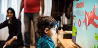Niños y niñas frente a las pantallas ¿cómo regular su uso estas vacaciones
