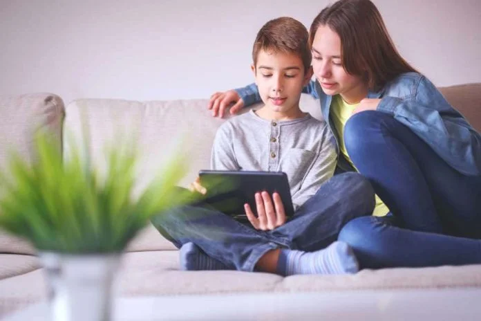 Día Internacional de la Internet Segura: Entel, Ministerio del Interior y Fundación País Digital buscan disminuir riesgos del ciberespacio en niños y jóvenes