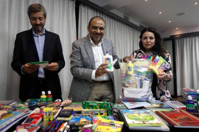 Mineduc entrega orientaciones a apoderados para la compra de útiles, textos y uniformes escolares Mineduc entrega orientaciones a apoderados para la compra de útiles, textos y uniformes escolares ● El ministro de Educación, junto al superintendente y la directora de Junaeb, hicieron un llamado a las comunidades educativas a respetar las normativas vigentes que impiden solicitar determinadas marcas o comprar en determinados locales comerciales y llamaron a no sobrecargar los bolsillos de las familias. ● En la instancia, las autoridades dieron a conocer las medidas de apoyo a las regiones afectadas por los incendios forestales, como la entrega priorizada del Programa de Útiles Escolares (PUE), de Servicios Médicos y TNE. 17 de febrero 2023.- A dos semanas del inicio del año escolar 2023, el ministro de Educación, Marco Antonio Ávila, junto al superintendente de Educación, Mauricio Farías, y la directora nacional de Junaeb, Camila Rubio, entregaron una serie de orientaciones a las y los apoderados para la compra de útiles, textos y uniformes escolares, e hicieron un llamado a que el derecho a la educación de niños, niñas y jóvenes está siempre primero y que ningún estudiante puede quedar fuera de una sala de clases por falta de alguno de estos elementos. “El mensaje que enviamos a apoderados y cuidadores es a conocer la normativa y que sepan que existe una protección del Estado respecto de las exigencias que los establecimientos pueden hacer sobre esta materia”, sostuvo el ministro Ávila, quien hizo un llamado a los sostenedores y establecimientos a pedir lo estrictamente necesario para las tareas pedagógicas, “con el objetivo de no sobrecargar los bolsillos de apoderados y cuidadores, especialmente en las zonas afectadas por los incendios forestales”. En este sentido, la autoridad recalcó que ningún establecimiento del país puede exigir o inducir a la compra de útiles escolares de una determinada marca o adquirir las listas a través de un proveedor específico. Asimismo, el profesor Ávila destacó que actualmente el Ministerio de Educación está en la etapa de distribución masiva y gratuita de más de 13 millones de textos escolares, que llegarán directamente a los establecimientos públicos y particulares subvencionados que los hayan solicitado, beneficiando a más de 3 millones de estudiantes. Por esto, las autoridades recordaron que si bien un establecimiento puede rechazar los textos de Mineduc, si se solicita un texto adicional o complementario, la adquisición de este es voluntaria. En el caso de las instituciones particulares pagadas la recomendación es transparentar la elección de los materiales pedagógicos para entregar tranquilidad a las familias. Caída de denuncias “Entre 2015 y 2022, desde la Superintendencia de Educación detectamos una reducción de 72% de las denuncias relacionadas a textos, útiles y uniformes escolares, lo que indica que existe un mayor conocimiento de la normativa educacional, que ha sido aprendida y respetada por las comunidades educativas sobre que el resguardo del derecho a la educación es lo más importante y no puede limitar el ingreso a clases o la participación en actividades escolares”, explicó el superintendente Farías. La Superintendencia recalcó que si las familias detectan incumplimientos en las normativas se acerquen a los establecimientos educacionales para resolverlo y en segunda instancia, si necesitan más información pueden contactarse vía telefónica al 600 3600 390 o realizar una denuncia en https://www.supereduc.cl/, en el banner de atención ciudadana. Zonas afectadas por los incendios Ante la emergencia que se registra en cuatro regiones del país, las autoridades informaron que el Programa de Útiles Escolares (PUE) de Junaeb priorizó la entrega de kits escolares (cuadernos, lápices, y otros) en las zonas más afectadas y que el proceso regular a nivel nacional seguirá su curso llegando directamente a los establecimientos para ser distribuidos entre los estudiantes de niveles entre parvulario hasta 4° medio. “Nuestro objetivo es trabajar para contribuir a disminuir las brechas de acceso a la educación, es por esto que iniciamos con antelación, la entrega de útiles escolares a las y los estudiantes más afectados por los incendios forestales. Queremos darles la tranquilidad y certeza, que el proceso de entrega a nivel nacional iniciará la tercera semana de marzo, para estudiantes de establecimientos públicos de los niveles básica, media y adultos, y particulares subvencionados según criterios de priorización”, garantizó la directora nacional de Junaeb, Camila Rubio. Además, el Programa de Alimentación Escolar (PAE) iniciará el servicio en todos los centros educacionales operativos desde el 3 de marzo y dada la contingencia habrá una reposición sin costo de la Tarjeta Nacional del Estudiante (TNE) y de lentes ópticos y audífonos a los beneficiarios de programas de salud escolar que los hayan perdido en los incendios. Para finalizar el ministro Ávila enfatizó que “nuestro compromiso como gobierno es la reactivación de la educación en todo el país. Lo importante es que las familias tengan la certeza que durante el mes de marzo se va a dar inicio al año escolar de manera regular y pedirles que las y los estudiantes asistan todos los días a clases”. KIT DE PRENSA: