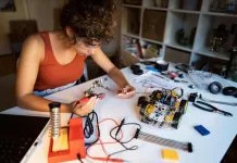 Chilenas abogan por una “IA feminista” en el “8M”: Solo una de cada cinco personas que hace ciencia en inteligencia artificial es mujer Chilenas abogan por una “IA feminista” en el “8M”: Solo una de cada cinco personas que hace ciencia en inteligencia artificial es mujer