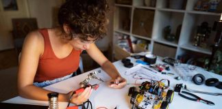 Chilenas abogan por una “IA feminista” en el “8M”: Solo una de cada cinco personas que hace ciencia en inteligencia artificial es mujer