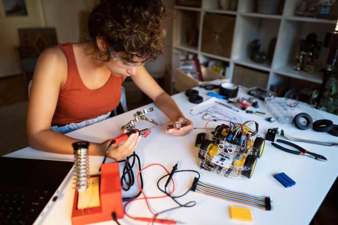 Chilenas abogan por una “IA feminista” en el “8M”: Solo una de cada cinco personas que hace ciencia en inteligencia artificial es mujer Chilenas abogan por una “IA feminista” en el “8M”: Solo una de cada cinco personas que hace ciencia en inteligencia artificial es mujer