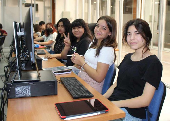 Inscripciones abiertas para niñas de 13 a 17 años que deseen desarrollar aplicaciones para teléfonos. Inscripciones abiertas para niñas de 13 a 17 años que deseen desarrollar aplicaciones para teléfonos.