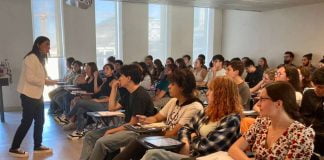 Rubilar reúne a autoridades de salud para video de saludo a estudiantes de Medicina