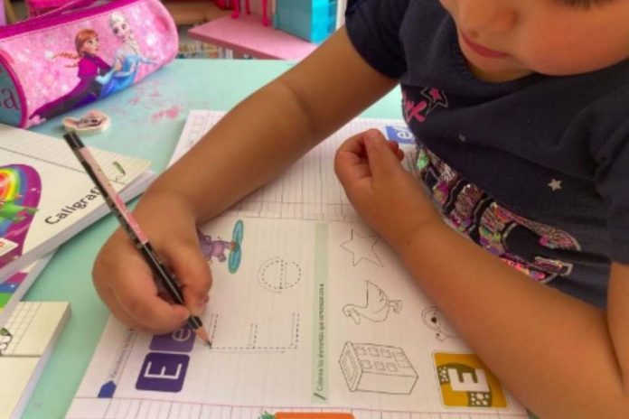 Así se está reinventando la forma de aprender caligrafía en niños y niñas