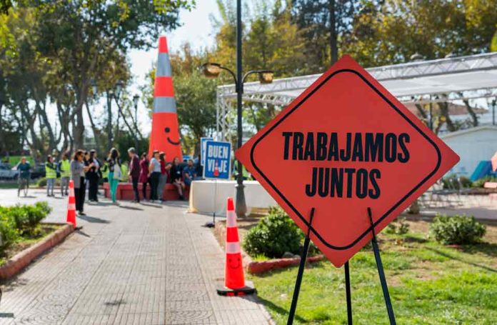 Cono gigante realiza visita a estudiantes para promover la responsabilidad de peatones y futuros conductores