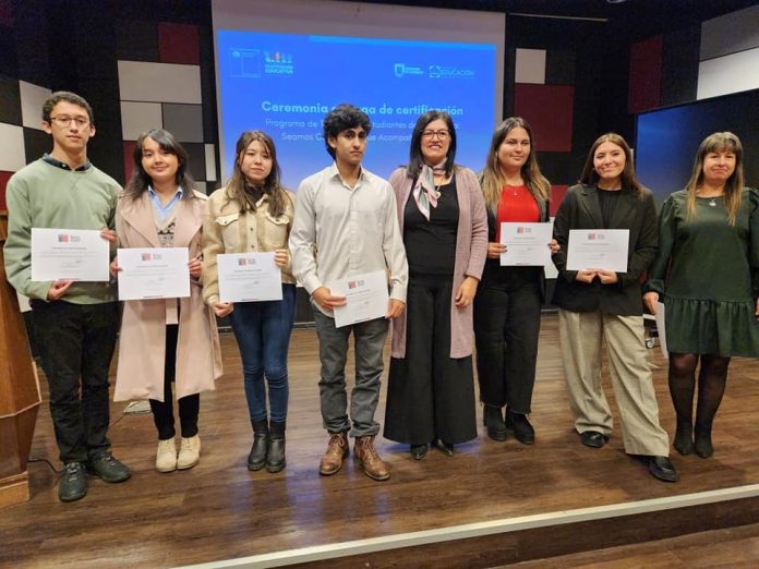 Reconocen a estudiantes de pedagogía por su trabajo como tutores educativos