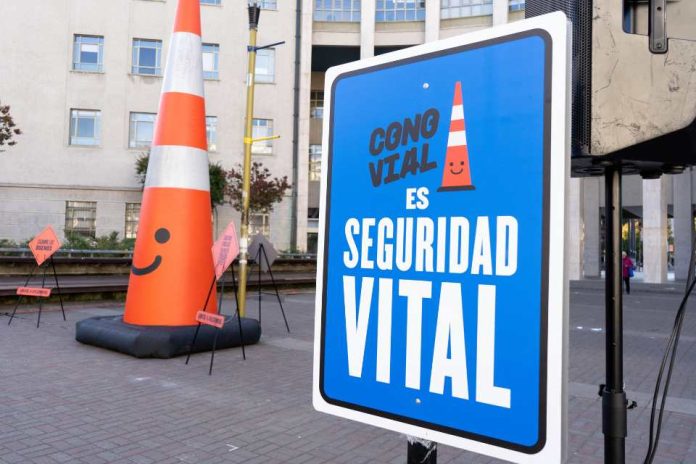 Concepción es la nueva parada del cono sonriente de 5 metros que recorre el país promoviendo la seguridad vial Concepción es la nueva parada del cono sonriente de 5 metros que recorre el país promoviendo la seguridad vial