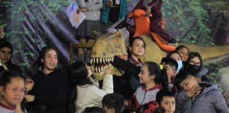 Expodinosaurios en La Florida sorprende a 200 estudiantes de liceos y colegios por su realismo