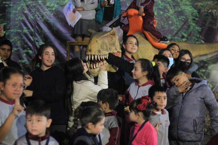 Expodinosaurios en La Florida sorprende a 200 estudiantes de liceos y colegios por su realismo Expodinosaurios en La Florida sorprende a 200 estudiantes de liceos y colegios por su realismo