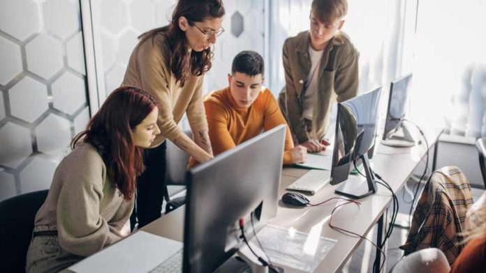 Más de 1.000 estudiantes beneficiados por iniciativa digital Más de 1.000 estudiantes beneficiados por iniciativa digital
