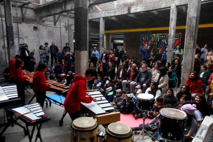Ministros de Educación y de las Culturas inauguran Semana de la Educación Artística 2023 que rinde homenaje al músico y educador chileno Jorge Peña Hen Ministros de Educación y de las Culturas inauguran Semana de la Educación Artística 2023 que rinde homenaje al músico y educador chileno Jorge Peña Hen