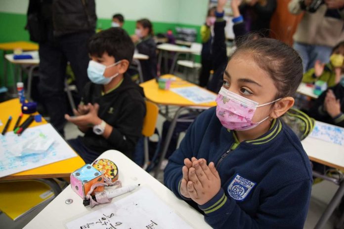 Comienza el uso obligatorio de mascarillas entre 1° básico y IV medio en todos los establecimientos del país Comienza el uso obligatorio de mascarillas entre 1° básico y IV medio en todos los establecimientos del país