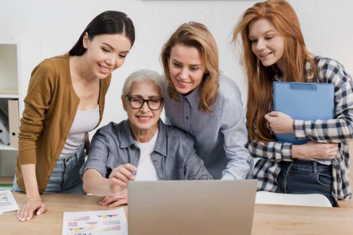 Cómo el aprendizaje en línea empodera a las mujeres chilenas en el mercado laboral