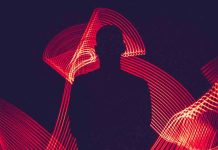 Kaspersky identifica los tres tipos de deepfakes más utilizados para atacar a empresas mediante extorsión, chantaje y espionaje industrial Junio de 2023 El número de deepfakes o videos falsos crece a un ritmo anual del 900%, según el Foro Económico Mundial. Y es que el uso de redes neuronales (método de Inteligencia Artificial) y del aprendizaje profundo o Deep Learning (de ahí el término deepfake) permite prácticamente a cualquiera usar imágenes, videos y audio para crear contenidos multimedia realistas, en los que se altera digitalmente el rostro o cuerpo de una persona para que parezca otra. Con estos contenidos, el objetivo de la ciberdelincuencia es acosar, vengarse, realizar estafas, entre otros delitos, convirtiéndose en casos que frecuentemente ocupan titulares en los medios de comunicación. Recientemente, los analistas de Kaspersky descubrieron que los cibercriminales ofrecen sus servicios maliciosos en la Darknet para crear estos videos falsos y, ahora, recopilan los tres principales tipos de fraude basados en deepfakes. Fraude financiero Los ciberdelincuentes pueden utilizar deepfakes para hacerse pasar por celebridades, políticos y empresarios para que las víctimas caigan fácilmente en el engaño. Un ejemplo de ello es un video creado artificialmente el año pasado con Elon Musk como protagonista. En éste, el fundador de Tesla prometía grandes ganancias si se seguían una serie de consejos para invertir en criptomonedas. El contenido se volvió viral y muchos usuarios perdieron su dinero. Para crear deepfakes como este, los estafadores utilizan imágenes de personas de interés o combinan videos antiguos y publican videos o transmisiones en vivo en redes sociales, prometiendo algún beneficio, como duplicar cualquier pago en criptomoneda. Deepfakes pornográficos Con la foto de una persona, individuos malintencionados pueden crear una pieza en la que su víctima aparezca en una situación comprometedora. De hecho, el FBI acaba de emitir una advertencia sobre la manipulación de fotos y videos publicados en la red para la creación de contenido explícito y esquemas de extorsión. En varias ocasiones se han detectado videos de este tipo utilizando rostros conocidos, pero las víctimas también pueden ser personas anónimas, sufriendo graves consecuencias. Quienes son involucrados en este ataque ven dañada su reputación y vulnerados sus derechos. Uno de los últimos ejemplos ha sido el de la cantante Rosalía, quien fue víctima de una foto falsificada donde aparecía, supuestamente, haciendo topless. Estafas empresariales Los deepfakes también pueden utilizarse para atacar a empresas mediante extorsión, chantaje o espionaje industrial. En una ocasión, los ciberdelincuentes engañaron al gerente de un banco de Emiratos Árabes Unidos con este método, robando $35 millones de dólares. A partir de una pequeña grabación de voz, crearon una locución con la que lograron estafar al responsable de la entidad. En otro caso, los criminales trataron de burlar a la mayor plataforma de criptomonedas del mundo, Binance. Generaron un deepfake de uno de sus directivos y lo utilizaron en una reunión en línea para hablar en su nombre. Además, los responsables de recursos humanos ya están en alerta ante el uso de deepfakes por parte de candidatos que solicitan trabajo a distancia, según otra advertencia del FBI. En el caso de Binance, los atacantes utilizaron imágenes de personas que encontraron en Internet para crear videos falsos y añadirlos a los currículums. Si consiguen engañar a los responsables de recursos humanos y más tarde reciben una oferta, pueden robar datos de la empresa. “Uno de los grandes peligros de los deepfake para las empresas no es solo el robo de datos. Los riesgos reputacionales pueden tener consecuencias muy graves. Basta con la publicación de un video en donde, aparentemente, un ejecutivo hace declaraciones sesgadas de temas delicados. Esto puede provocar, por ejemplo, la caída de la compañía en la bolsa de valores. Sin embargo, la posibilidad de que se produzcan estos ataques aún es baja por el alto coste de crear un deepfake realista”, explica Dmitry Anikin, experto senior de seguridad en Kaspersky. “Es importante estar al tanto de los detalles que pueden indicar que un video es falso y mantener siempre una actitud escéptica. También hay que asegurarse de que los empleados entiendan qué es un deepfake y cómo pueden reconocerlo”, añade. Para protegerse de este tipo de engaño, Kaspersky recomienda: ● Revisar las prácticas de seguridad en la empresa, tanto en temas de software como de capacitación del personal. Además de utilizar herramientas como Kaspersky Threat Intelligence para estar al tanto de las últimas amenazas. ● Crear un “muro humano” informando al empleado sobre lo que es un deepfake y los riesgos que implica. Kaspersky Automated Security Awareness Platform mantiene a la plantilla informada sobre las últimas amenazas al tiempo que aumenta la alfabetización digital. ● Usar fuentes de información fiables. La desinformación es clave para la proliferación de los deepfakes. ● Ser escéptico frente a videos o grabaciones de voz es importante para ayudar a reducir las probabilidades de caer en la estafa. ● Tener en cuenta las características que puedan indicar que un video es falso: movimientos bruscos, cambios en la iluminación y en el tono de la piel, parpadeo extraño o falta de este, labios mal sincronizados respecto a la voz o baja calidad de la reproducción. El monitoreo constante de la darknet proporciona a Kaspersky información valiosa sobre la industria del deepfake. Esta actividad, junto con el análisis, permite conocer las últimas tendencias y actividades de los ciberdelincuentes, así como mejorar la visión del cambiante panorama de amenazas. Kaspersky's Digital Footprint utiliza ese monitoreo, aportando información y soluciones de valor cuando se trata de amenazas relacionadas con los deepfakes. Para aprender más sobre la industria del deepfake, visita Kaspersky Daily.