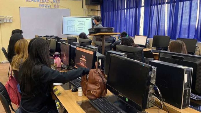 Alumnos de liceos técnicos profesionales se capacitarán en uso de software logístico que reduce en 30% costos de operación