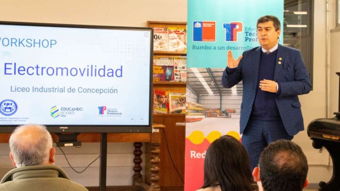 Docentes de mecánica automotriz fortalecen sus conocimientos teóricos y prácticos en Workshop de Electromovilidad Docentes de mecánica automotriz fortalecen sus conocimientos teóricos y prácticos en Workshop de Electromovilidad