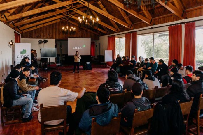Estudiantes del programa de formación dual de CMPC y Duoc UC comenzaron sus inducciones prácticas en planta