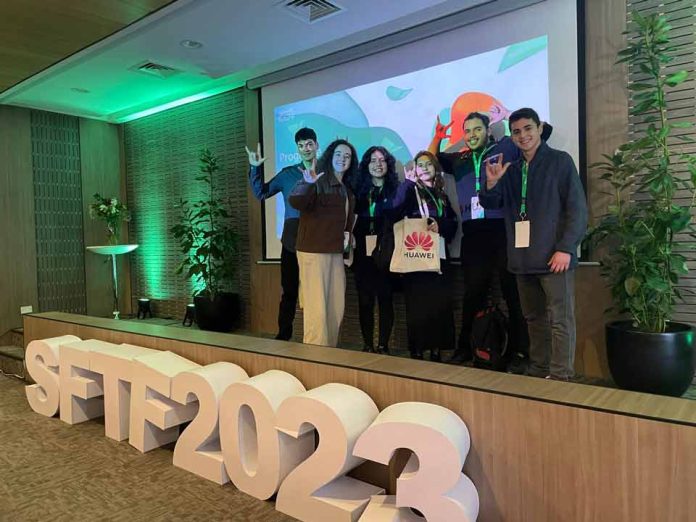 Ganaron competencia de Huawei Chile: Universitarios proponen “traducir” lenguaje de señas usando guantes con sensores y sistema bluetooth Ganaron competencia de Huawei Chile: Universitarios proponen “traducir” lenguaje de señas usando guantes con sensores y sistema bluetooth