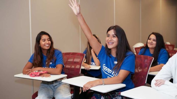 Generation Chile formó alianza con Políglota en beneficio de sus estudiantes