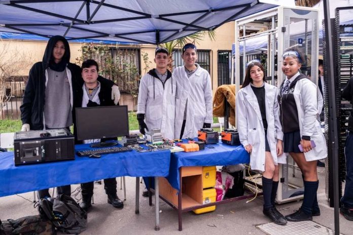 Del liceo al espacio: estudiantes de educación técnica profesional podrán fabricar y lanzar sus propios nanosatélites