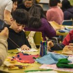 El arte textil comunitario reúne a niños, niñas, adolescentes y artesanas de Villa Mañihuales
