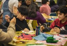 El arte textil comunitario reúne a niños, niñas, adolescentes y artesanas de Villa Mañihuales