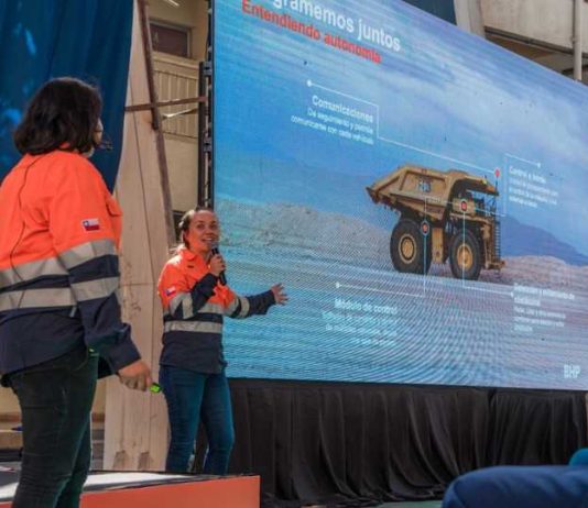 Más de dos mil estudiantes de Antofagasta participaron en charlas sobre programación y minería autónoma