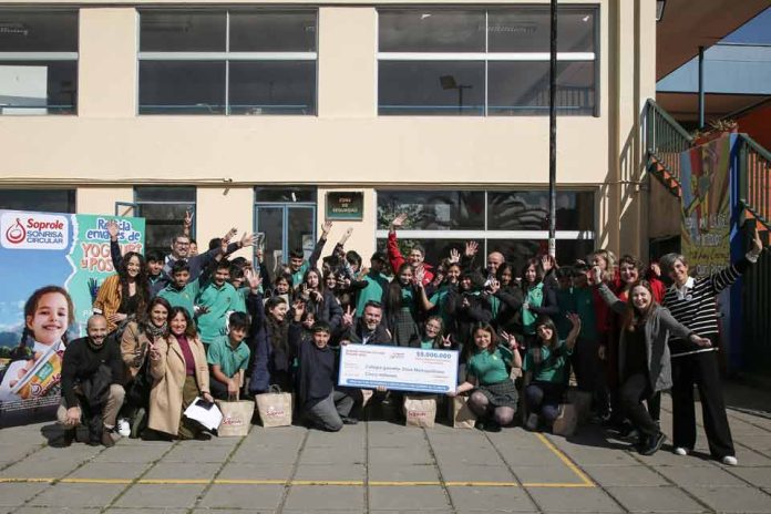 Con premiación en colegio de La Granja, Soprole lanza nuevo desafío para reunir envases de yoghurt y postres Con premiación en colegio de La Granja, Soprole lanza nuevo desafío para reunir envases de yoghurt y postres