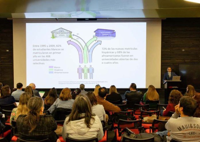 Doscientos líderes educativos participan de seminario internacional para abordar la mejora escolar desde innovadores enfoques Doscientos líderes educativos participan de seminario internacional para abordar la mejora escolar desde innovadores enfoques