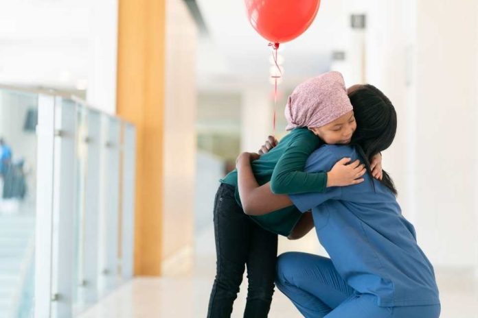 La comunidad puede elegir un proyecto ganador entre los ocho finalistas del Premio Humanizando la Salud 2023