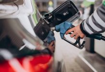 ¿Qué hacer frente al alza de las bencinas? Cinco tips para optimizar el rendimiento de tu auto y ahorrar combustible