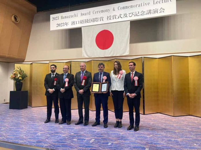 Académico chileno recibe en Japón premio internacional por su aporte contra los tsunamis