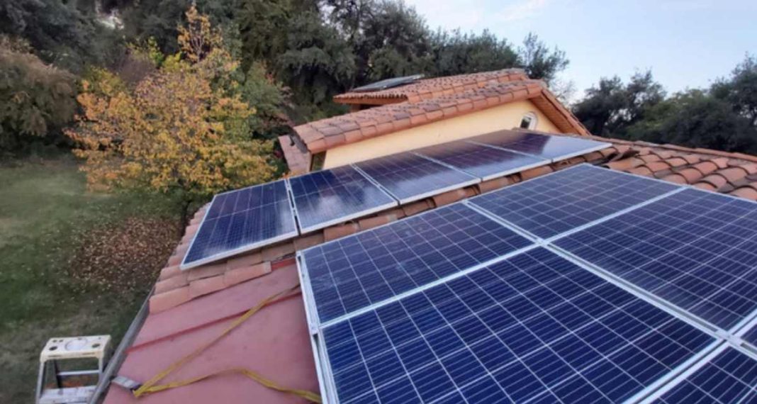 Energía solar en la RM: Un hogar ahorraría emisiones de gases equivalentes a dos autos durante un año